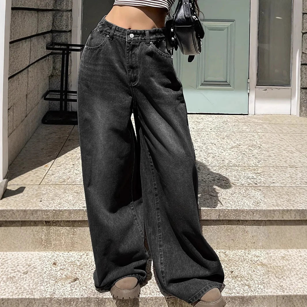 Manuela | Timeless style with fashionable baggy jeans